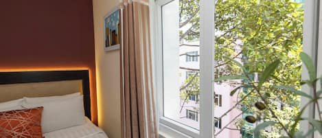 Ropa de cama de alta calidad y caja de seguridad en la habitación