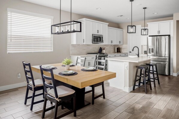 Dining - 3 BR home w/Pool & Game room (Phoenix)