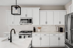 Fridge, microwave, oven, stovetop - 3 BR home w/Pool & Game room (Phoenix)