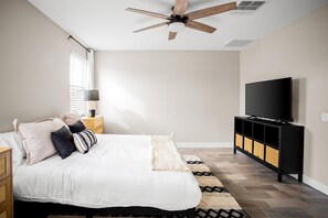 3 bedrooms, iron/ironing board, WiFi, bed sheets - 3 BR home w/Pool & Game room (Phoenix)