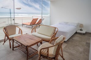 Egyptian cotton sheets, premium bedding, down duvets, memory-foam beds - Vista Pacífico Condos (Asia)