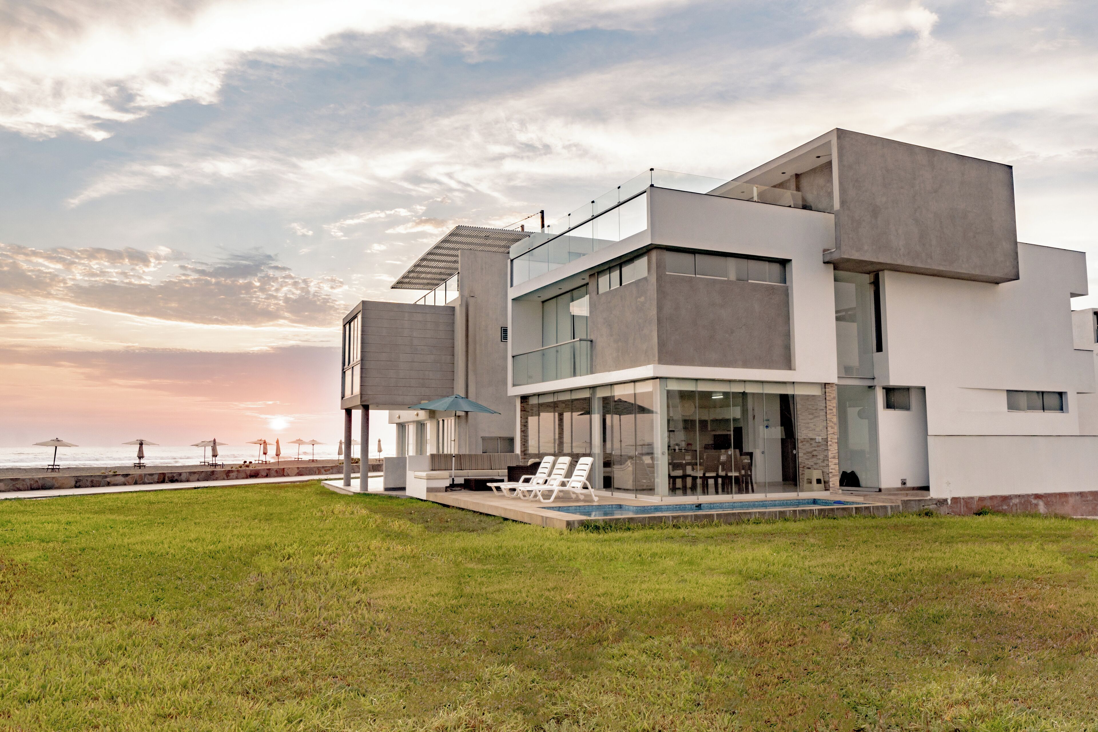 Vista frontal de la propiedad