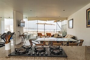 Premier House | Private kitchen | Mini-fridge, microwave, highchair, paper towels - Vista Pacífico Condos (Asia)