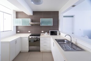Mini-fridge, microwave, highchair, paper towels - Vista Pacífico Condos (Asia)