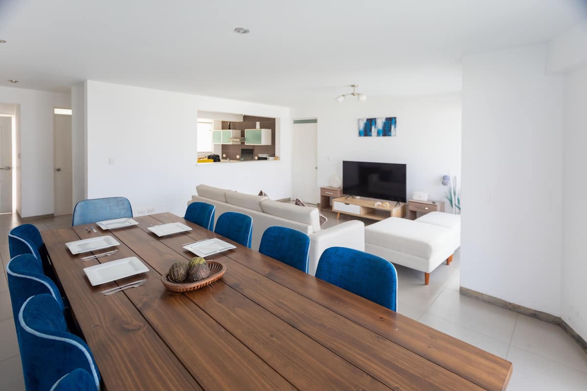 Appartamento familiare | Area soggiorno | TV LED 45 pollici con canali via cavo, Netflix, servizi in streaming