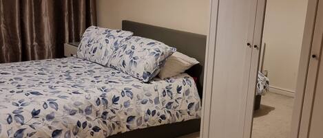 2 slaapkamers, een strijkplank/strijkijzer, wifi, beddengoed