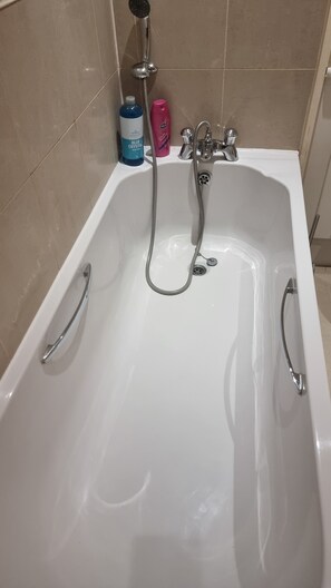 Sèche-cheveux, serviettes fournies, savon, papier toilette