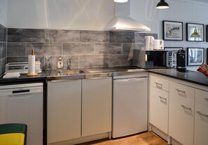 Micro-ondes, four, lave-vaisselle, chaise haute