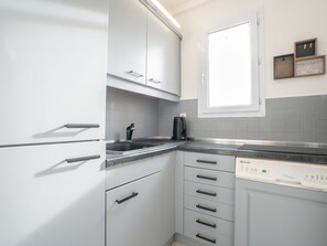 Kjøleskap, mikrobølgeovn, ovn og oppvaskmaskin