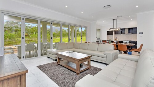 Tranquil Vista Luxury Estate - Your Ultimate Weekend Haven