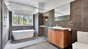 Ducha, artículos de tocador ecológicos, secador de pelo, toallas
