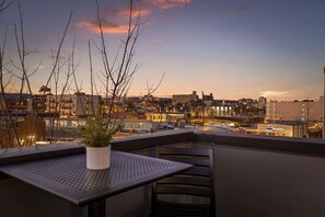 Outdoor dining - Golden Hour - A Southside Home (Chattanooga)