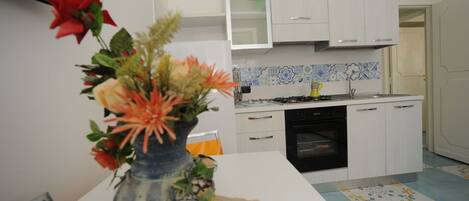 Refrigerador, microondas, utensilios de cocina y comedor