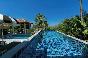 2 outdoor pools, sun loungers