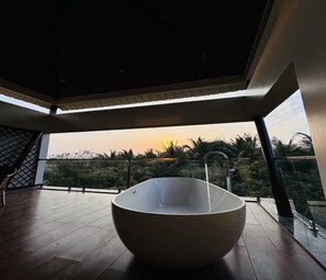 Deep soaking bathtub - Aranyagiri Countryside Resort (Shrigonda)