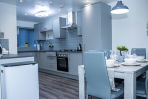 Køleskab, mikrobølgeovn, ovn, kogeplade