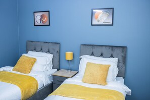 4 bedrooms, iron/ironing board, WiFi, bed sheets - Impeccable 4-Bed House in Telford, West Midlands (Telford)