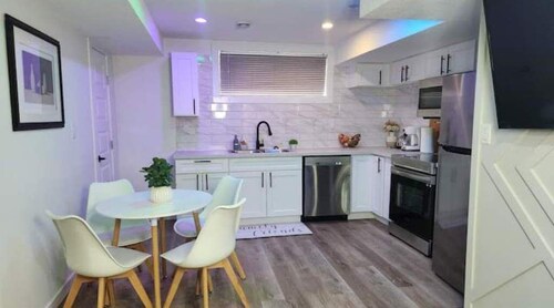 2 Bedroom Cozy Suite in Rosewood