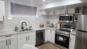 Réfrigérateur, micro-ondes, four, plaque de cuisson