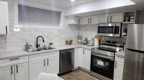 ثلاجة، ميكروويف، فرن، موقد طهي مسطح