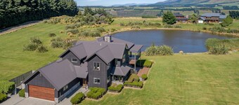 Yuki's Chalet - luxury ski chalet, sleeps 14, spectacular mountain views; golf