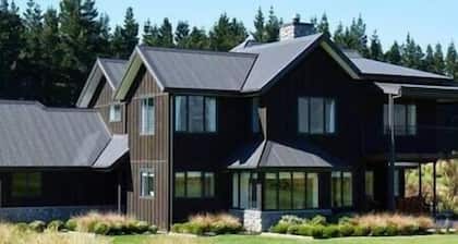 Yuki's Chalet - luxury ski chalet, sleeps 14, spectacular mountain views; golf
