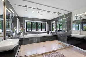 Douche, baignoire à jets, articles de toilette écologiques