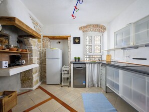 Fridge, microwave, dishwasher, cookware/dishes/utensils
