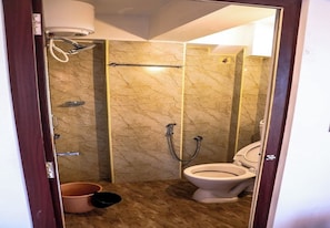 Quarto casal standard | Banheiro | Chuveiro, toalhas de banho