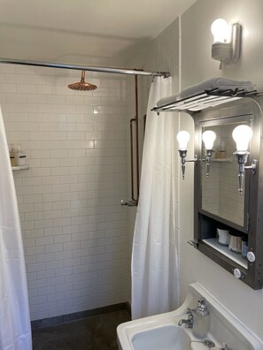 Dusche, Haartrockner, Handtücher, Seife