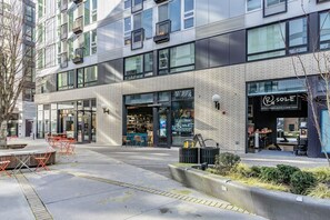 Exterior - Seattle`s modern and stylish Penthouse Apartment- Wifi, Pet Friendly, Rooftop (Seattle)