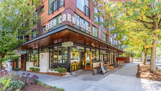 A modern restaurant with a glass facade and outdoor seating. - Seattle`s modern and stylish Penthouse Apartment- Wifi, Pet Friendly, Rooftop (Seattle)