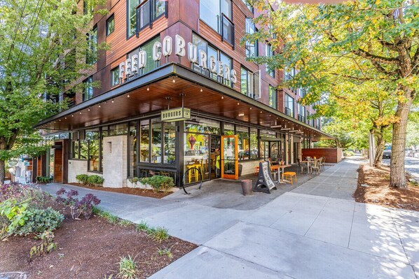 Exterior - Seattle`s modern and stylish Penthouse Apartment- Wifi, Pet Friendly, Rooftop (Seattle)