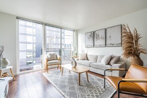 Smart TV, books - Seattle`s modern and stylish Penthouse Apartment- Wifi, Pet Friendly, Rooftop (Seattle)