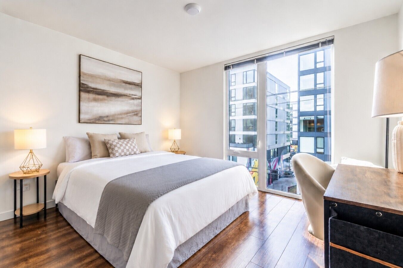 1 slaapkamer, een bureau, een strijkplank/strijkijzer, reisbedje