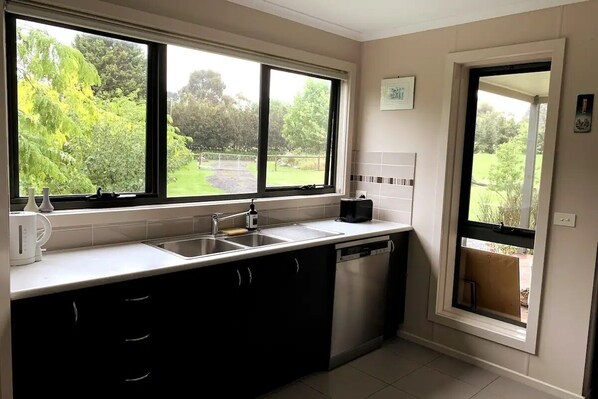 Private kitchen - Country Getaway on the edge of the Yarra Valley (Yarrambat)