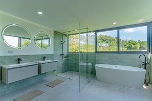 Haartrockner, Bidet, Handtücher, Seife