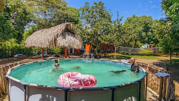 Una piscina al aire libre, tumbonas