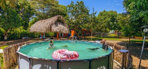 室外游泳池，日光浴躺椅