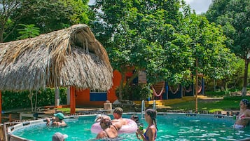 室外游泳池,提供日光浴躺椅