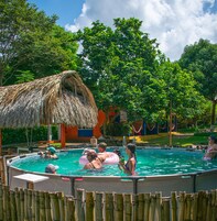 Una piscina al aire libre, sillones reclinables de piscina