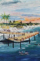 Escena de playa con un muelle de madera, palmeras y gente disfrutando.