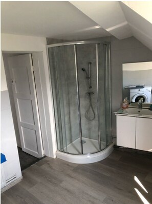 Douche, sĂšche-cheveux, savon, papier toilette