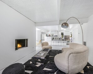 Una Smart TV, una chimenea