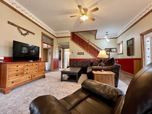 TV connectée, cheminée, jeux vidéo, livres