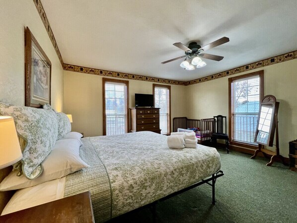 4 bedrooms, desk, iron/ironing board, travel cot