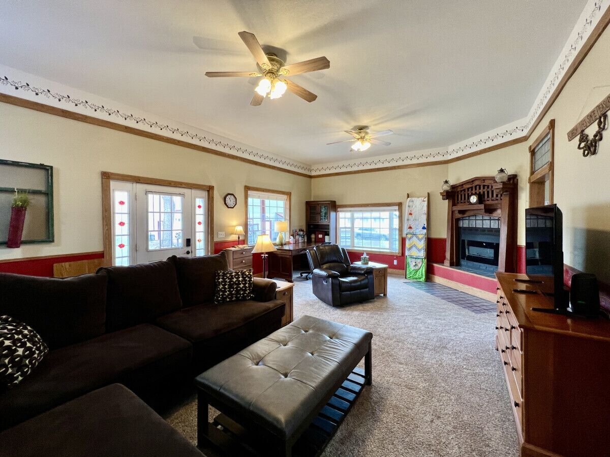 Smart-TV, Kamin, Videospiele, Bücher