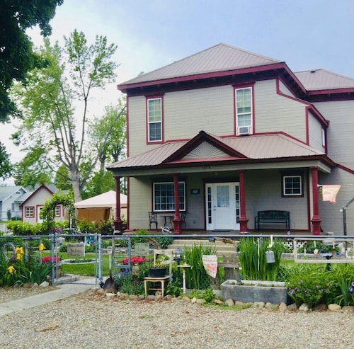 Scarlet Begonia - Great for Families, Large 4 Bdrm, Local Golfing 50% Off!