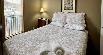 Scarlet Begonia - Great for Families, Large 4 Bdrm, Local Golfing 50% Off!