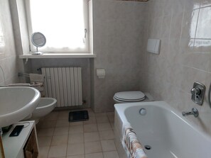 Douche, sèche-cheveux, bidet, serviettes fournies